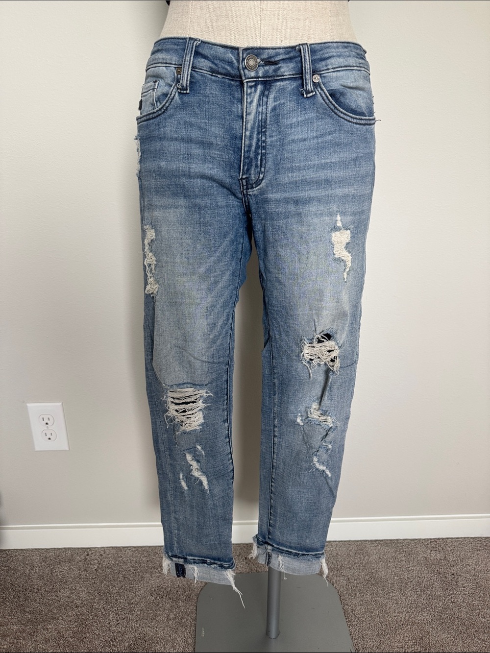 Women’s Distressed Light Blue Cropped Jeans